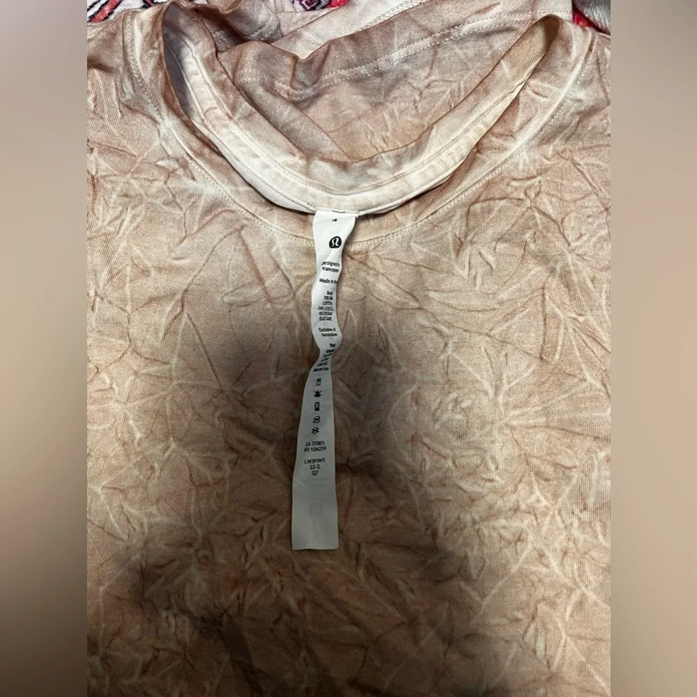 Lululemon short sleeve marble top size 4 excellent condition tech swiftly soft
